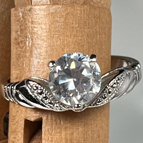Jewelry - Sterling Silver CZ Solitaire Ring Size 7 925 Marked Twisted Leaf‎ Design
